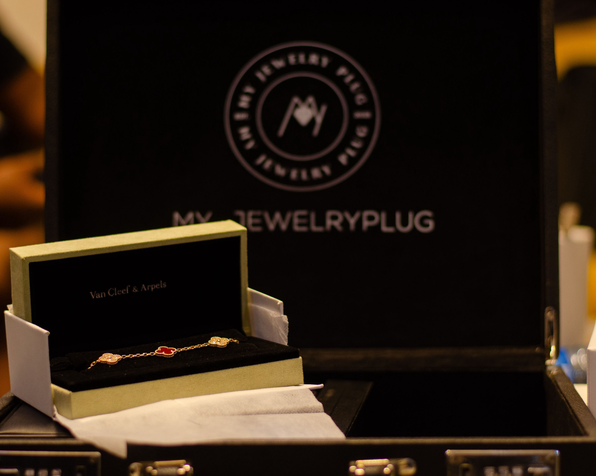 MY JEWELRY PLUG — Van Cleef & Arpels bracelet in its presentation box with brand identity